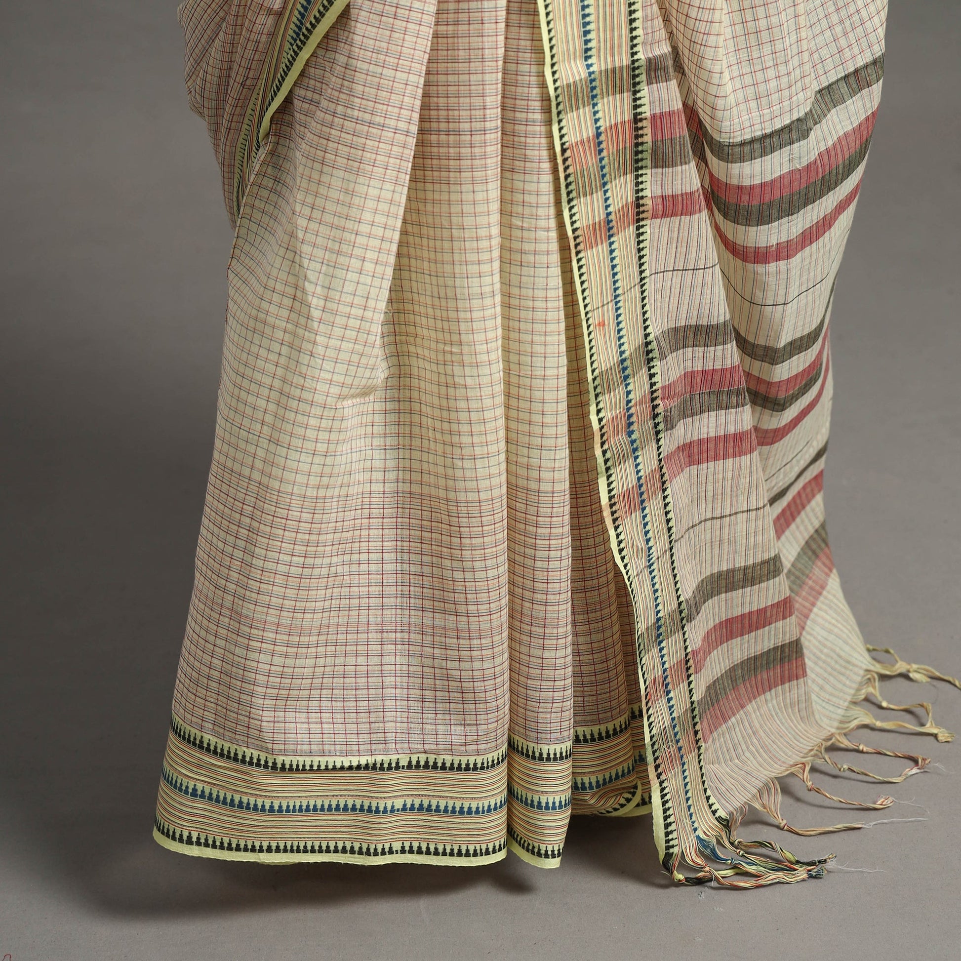 Beige - Narayanpet Checks Chakkar Dobby Cotton Handloom Saree 110