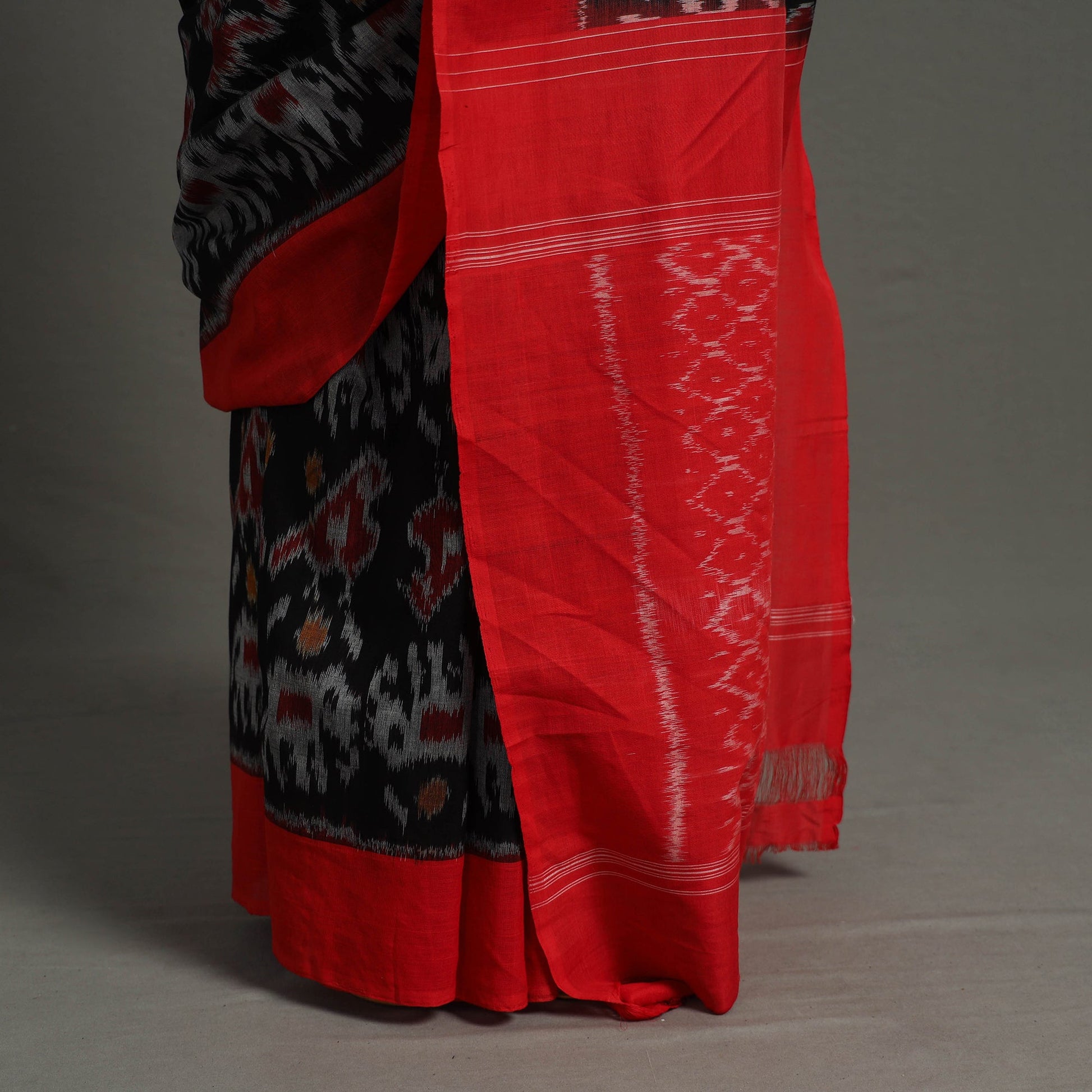 Black - Mercerised Cotton Handloom Pochampally Ikat Saree 27