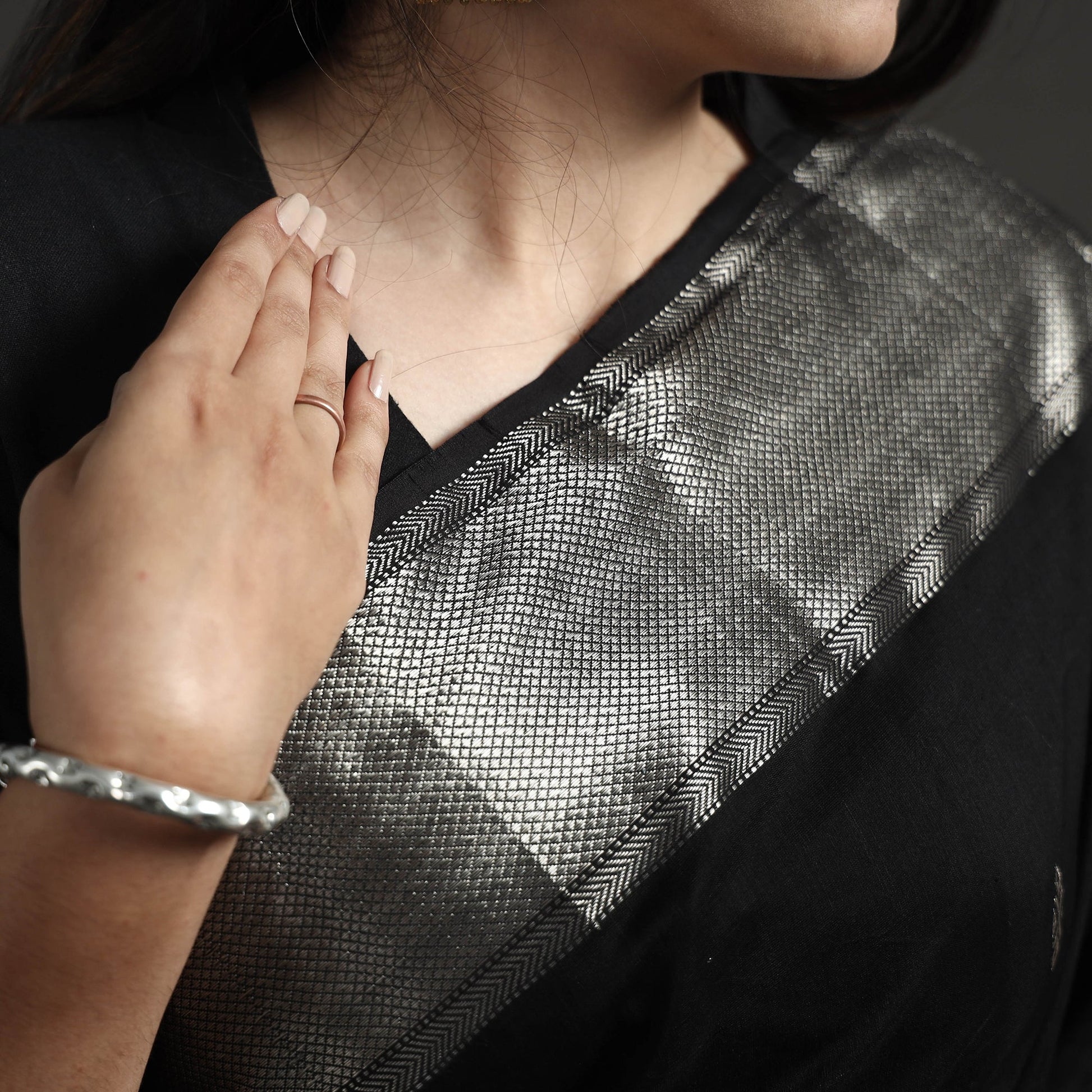 Black - Traditional Handloom Zari Buta Maheshwari Silk Cotton Saree