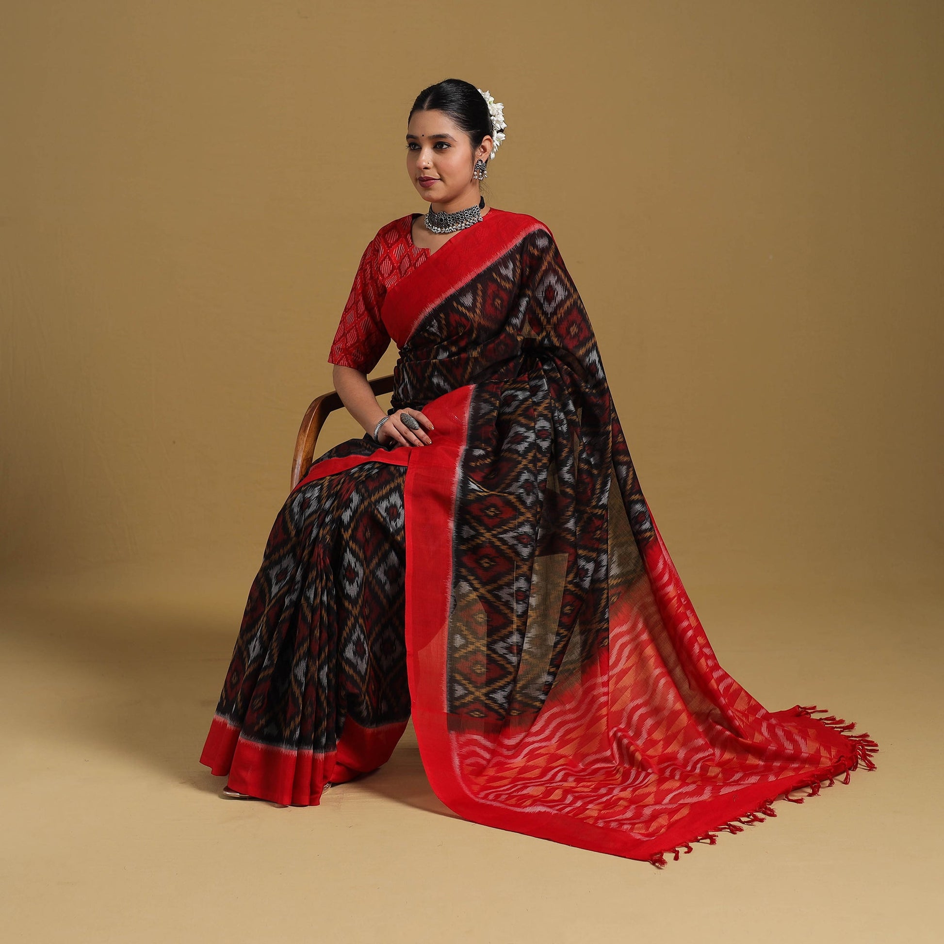 Black - Telia Rumal Handloom Cotton Pochampally Double Ikat Saree 13