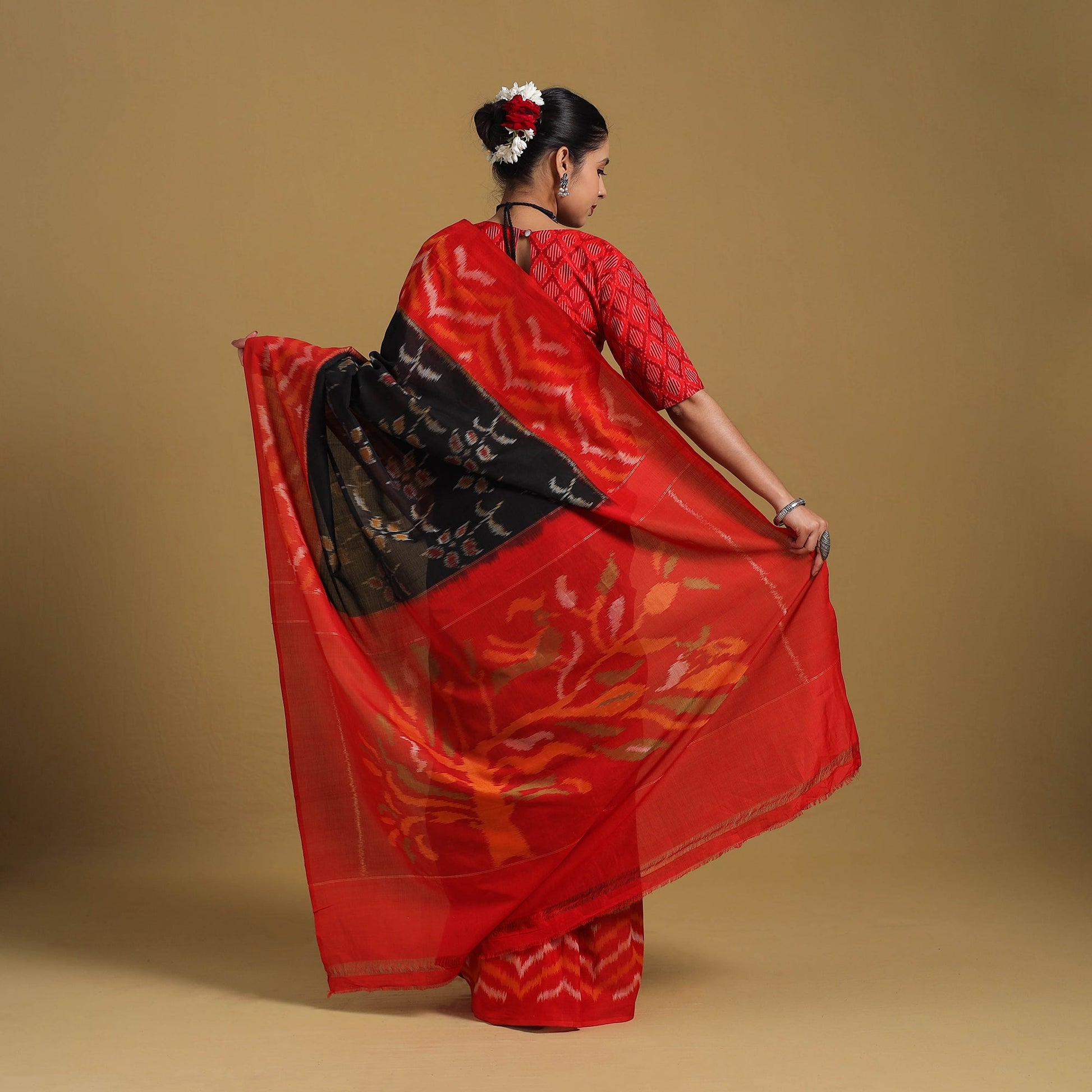 Black - Telia Rumal Handloom Cotton Pochampally Double Ikat Saree 17