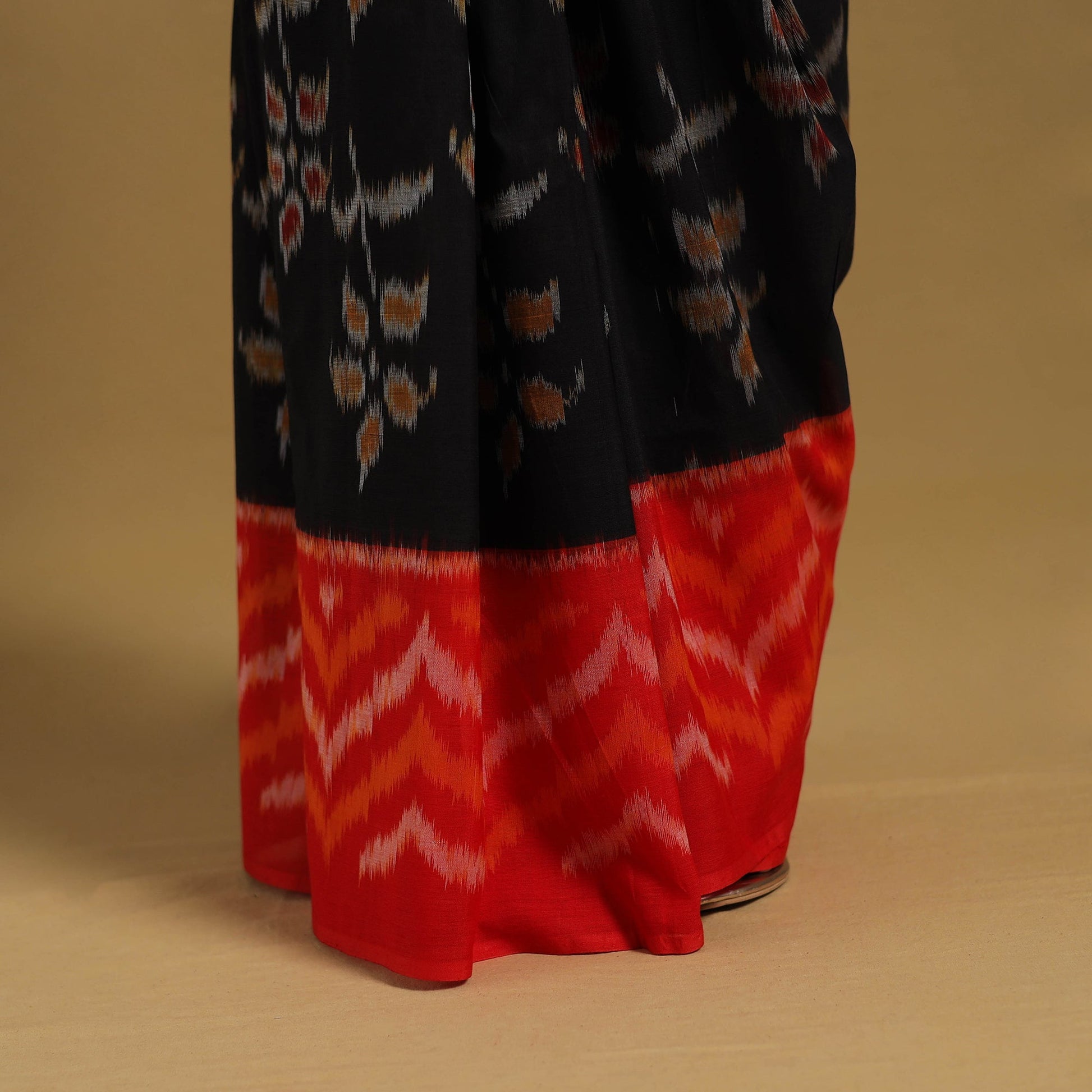 Black - Telia Rumal Handloom Cotton Pochampally Double Ikat Saree 17
