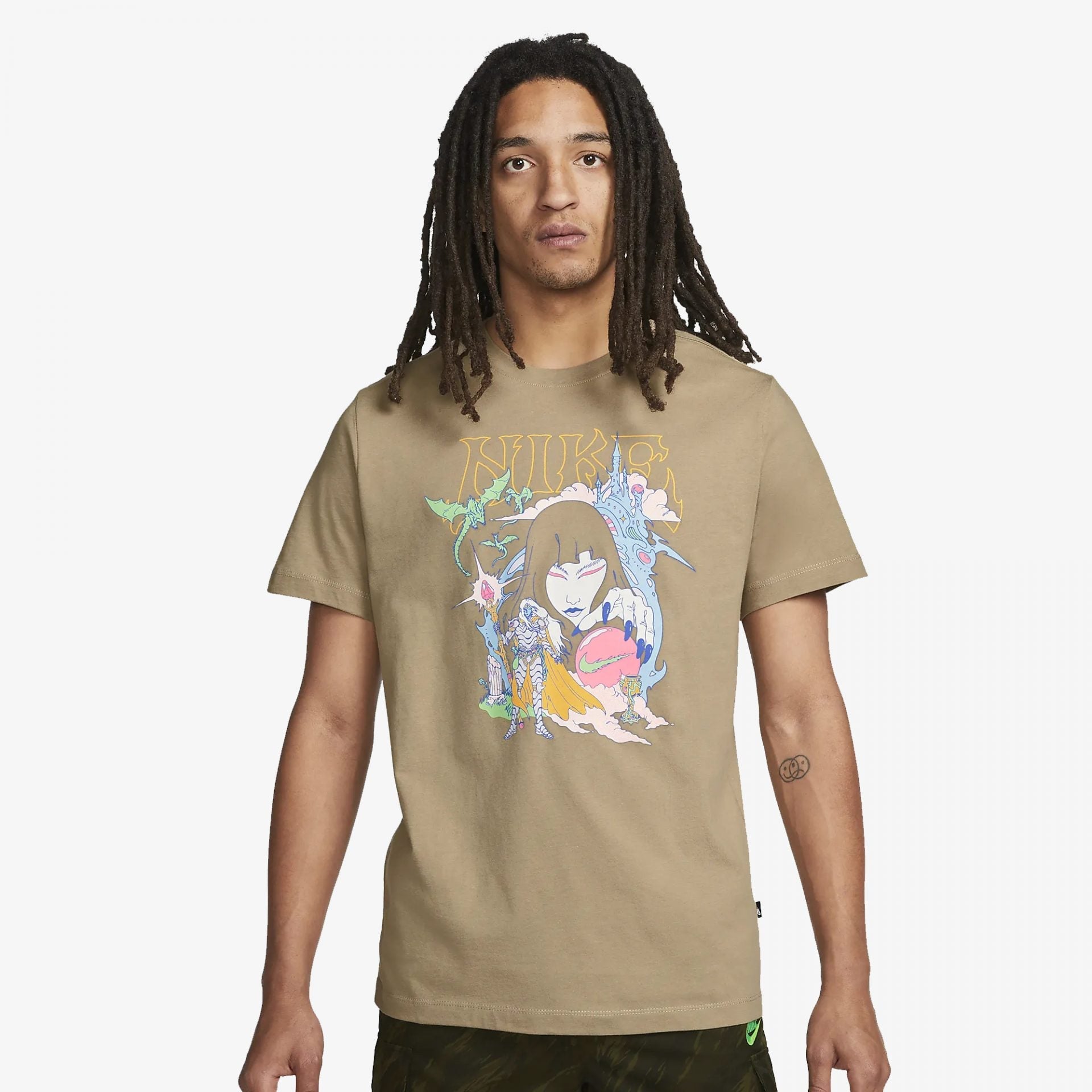 Nike | NSW TEE FANTASY GRAPHIC  { KHAKI