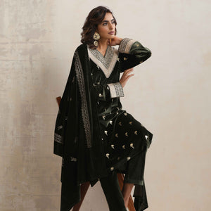 trueBrowns Green Velvet Floral Embroidered Kurta Pant Dupatta Set