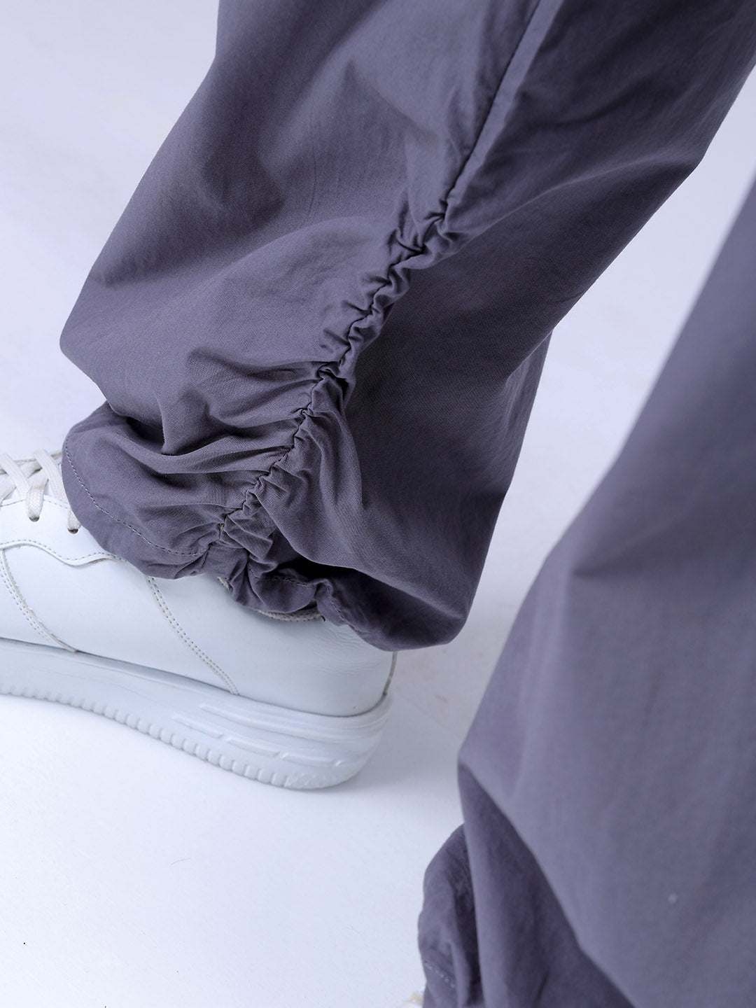 Men's Grey Relaxed Fit Solid Utility Cargo Jogger