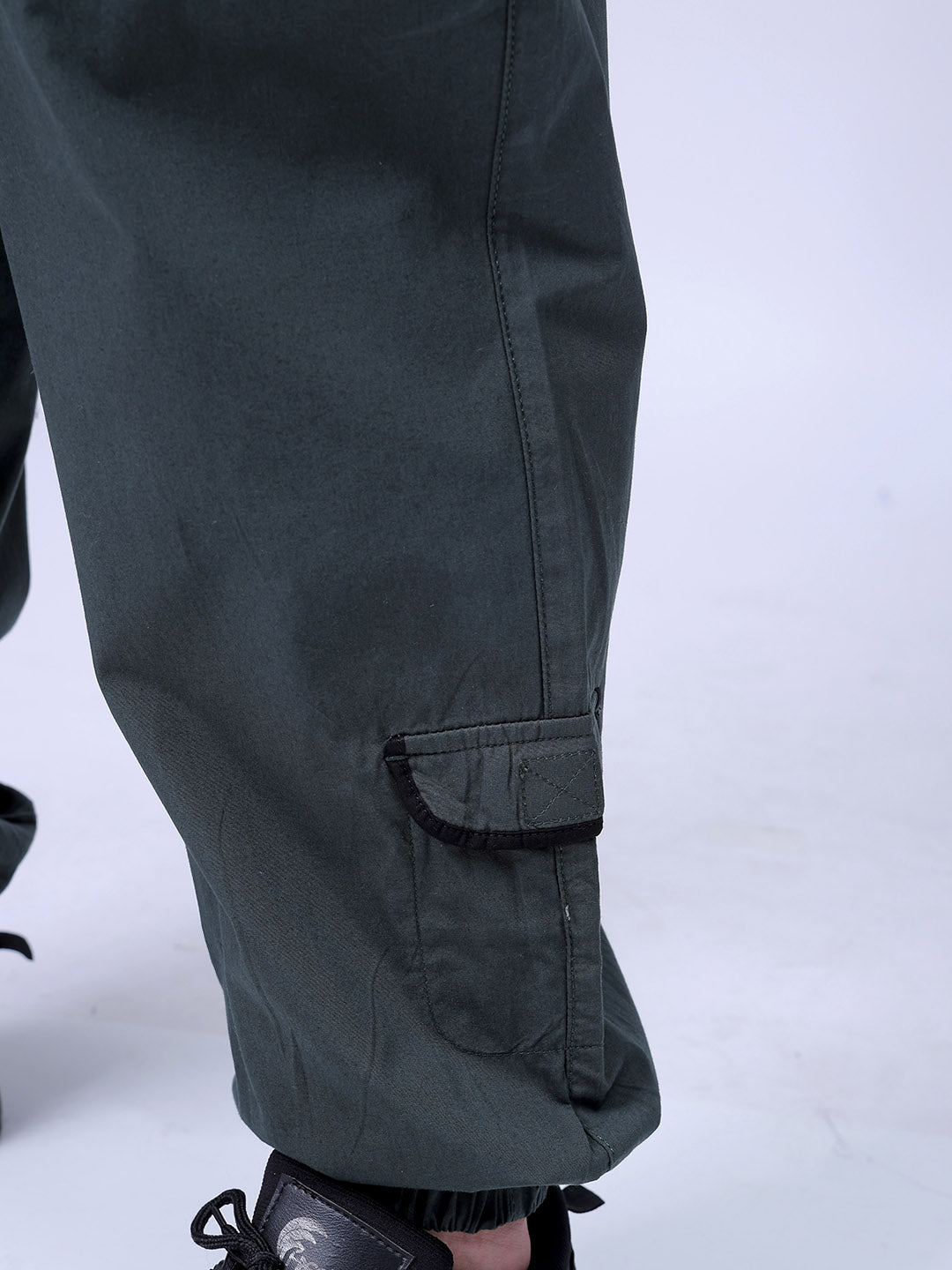 Men's Green Loose Fit Solid Zipper Jogger