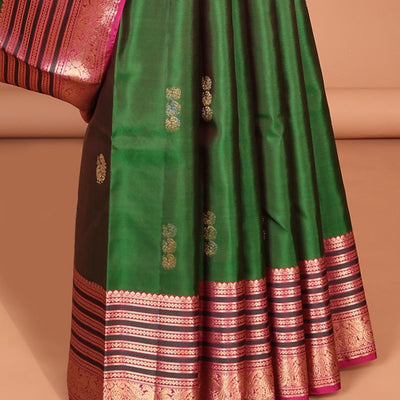 Green mayil buttas silk saree, contrast mayil chakram Checked pallu & border Neli,muthu & mayil designs