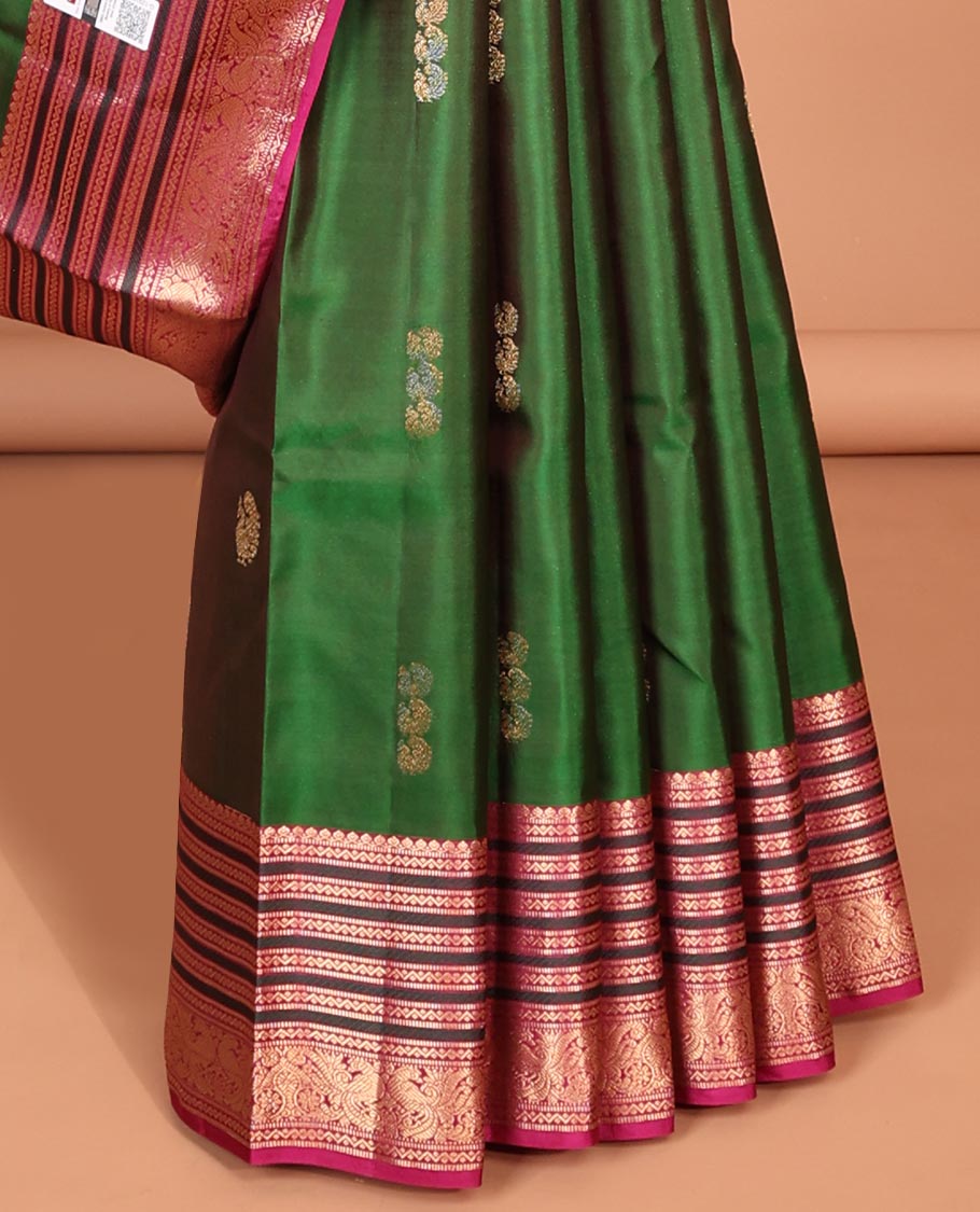 Green mayil buttas silk saree, contrast mayil chakram Checked pallu & border Neli,muthu & mayil designs