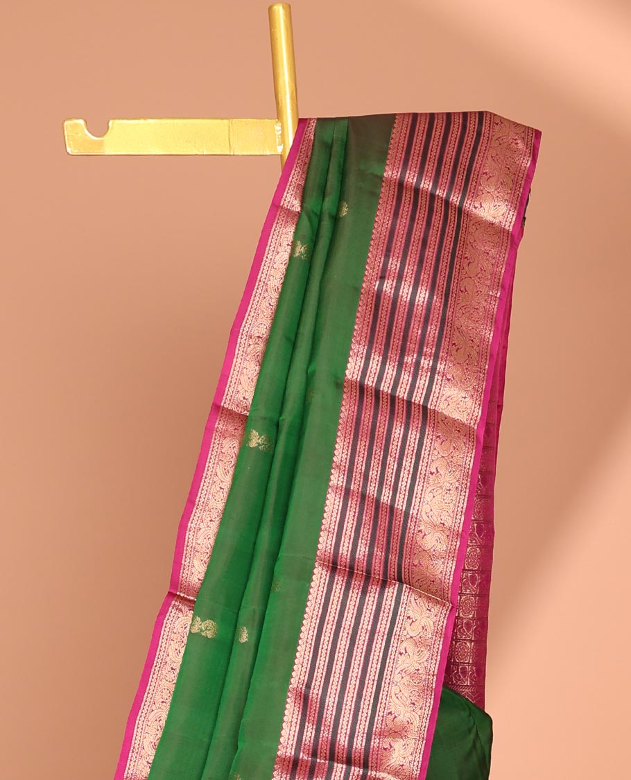 Green mayil buttas silk saree, contrast mayil chakram Checked pallu & border Neli,muthu & mayil designs