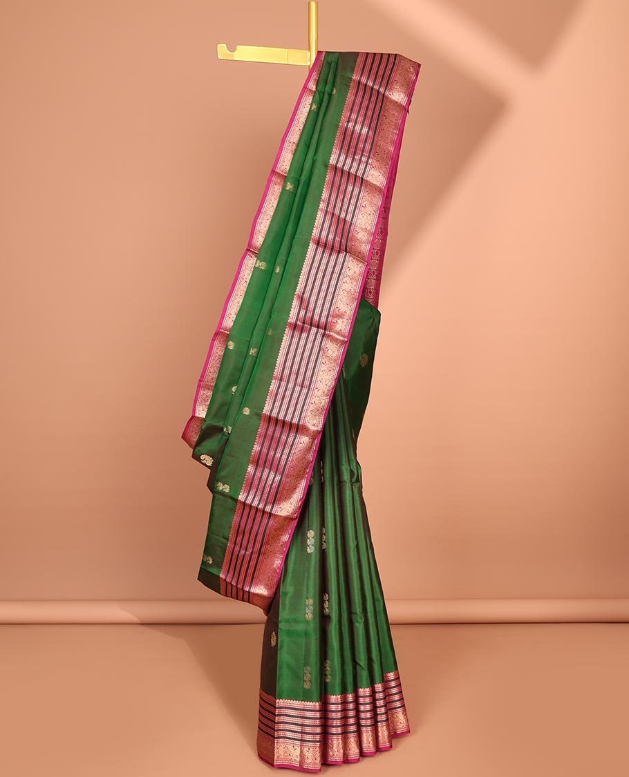 Green mayil buttas silk saree, contrast mayil chakram Checked pallu & border Neli,muthu & mayil designs