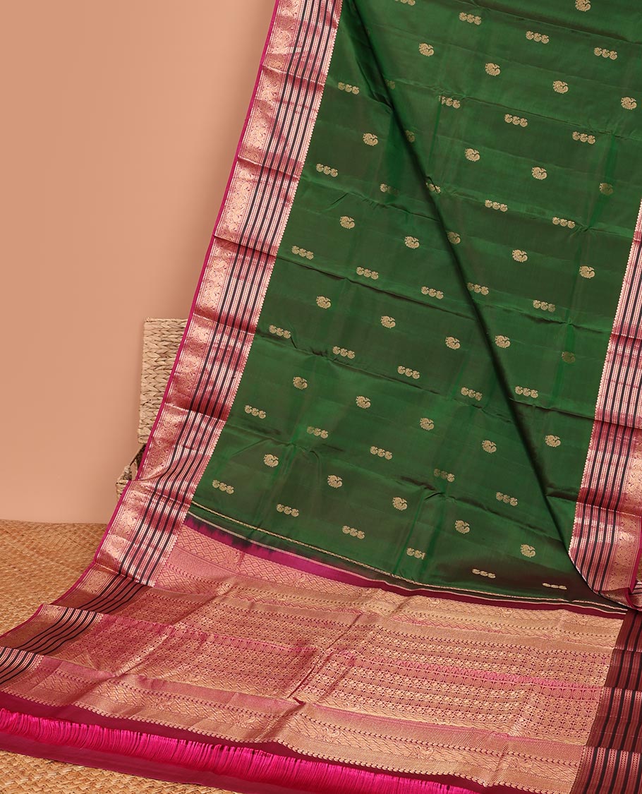 Green mayil buttas silk saree, contrast mayil chakram Checked pallu & border Neli,muthu & mayil designs