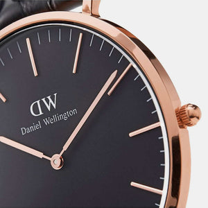 Classic Men Quartz Black Dial Analog Leather Watch DW00100124