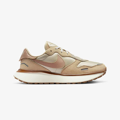 NIKE | PHOENIX WAFFLE { SANDDRIFT/HEMP-SESAME-METALLIC SILVER