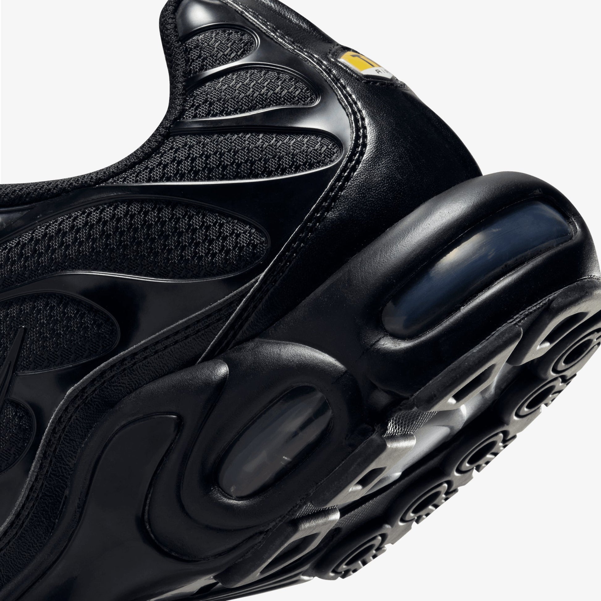 NIKE | AIR MAX PLUS { BLACK/BLACK-BLACK