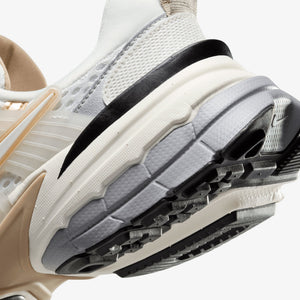 NIKE | V2K RUN { WHITE/WHITE-KHAKI-METALLIC SILVER