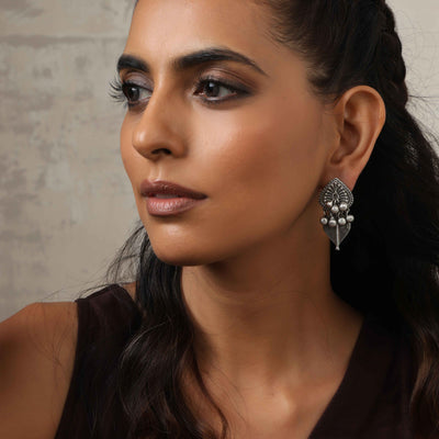 trueBrowns Silver Tone Leaf Stud Earrings