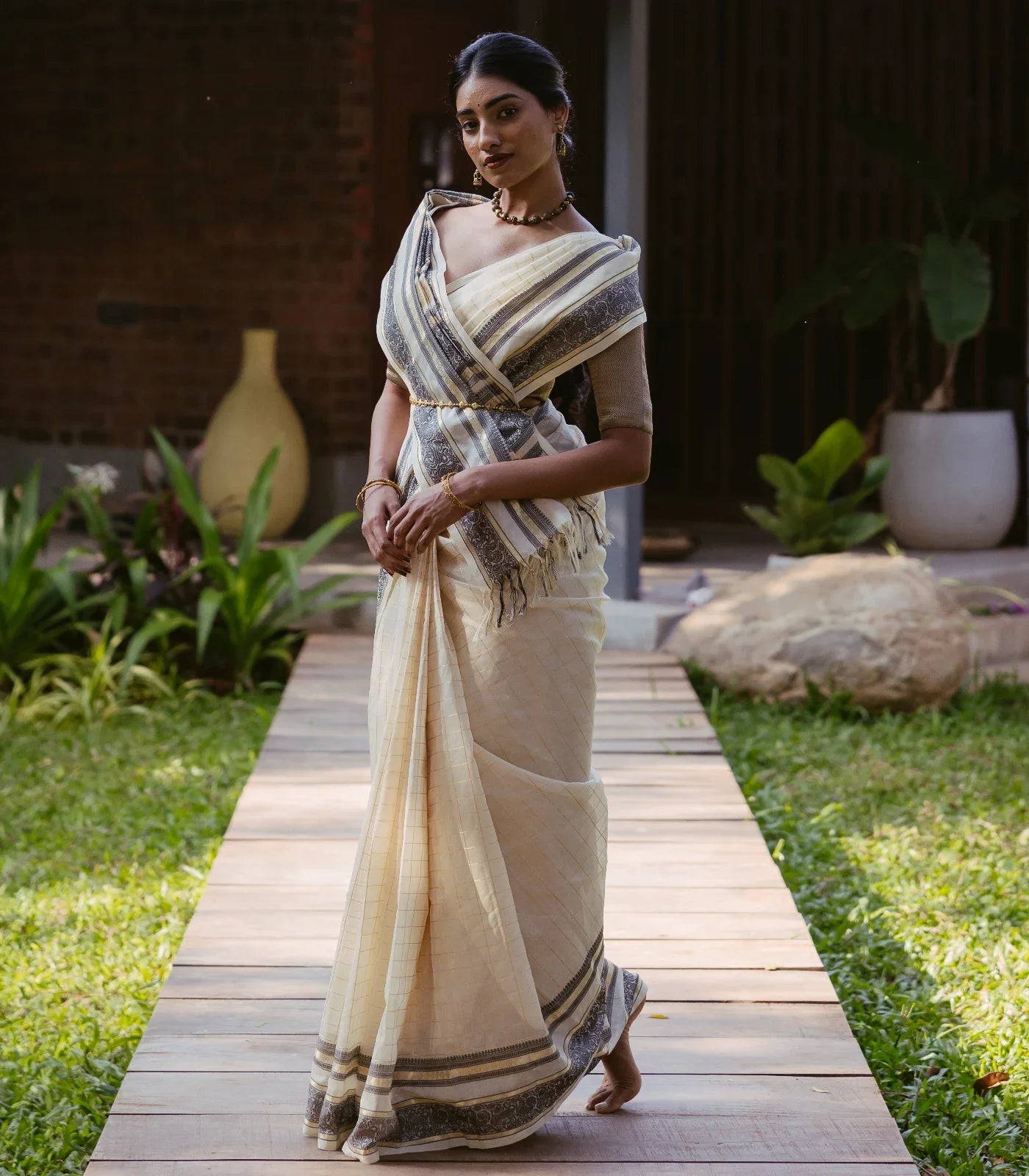 Cream Handloom Silk Cotton Saree With Checks & Contrast Border