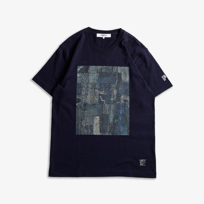 FDMTL | GRAPHIC BORO TEE  { NAVY