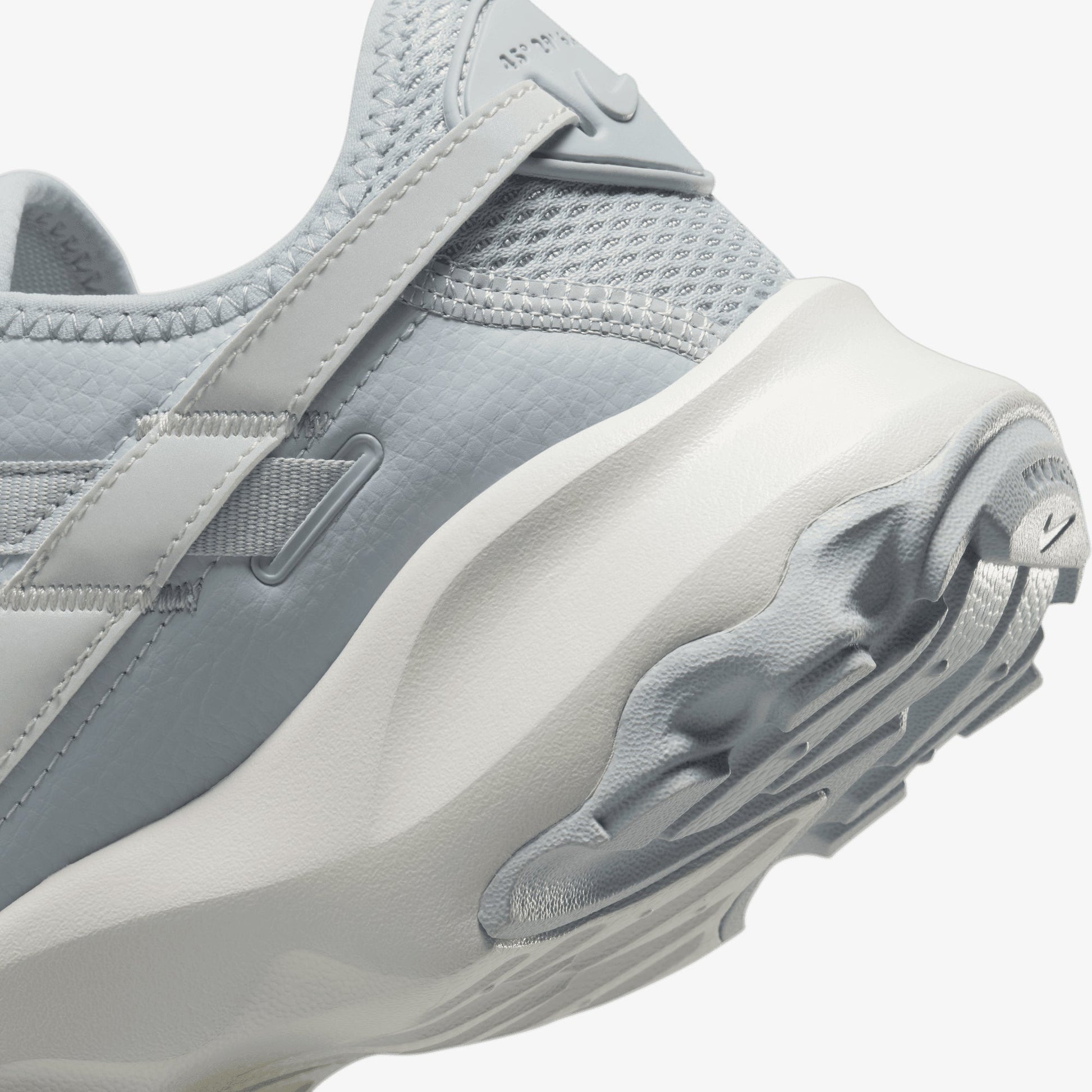 NIKE | TC 7900 { WOLF GREY/MTLC PLATINUM-PHOTON DUST