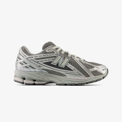 New Balance | 1906R  { GREY/SILVER