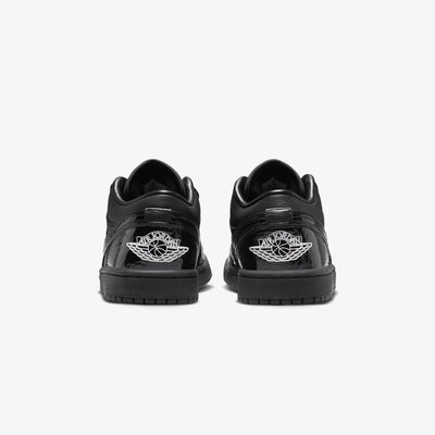 JORDAN | AIR JORDAN 1 LOW SE { BLACK/BLACK-WHITE-METALLIC SILVER