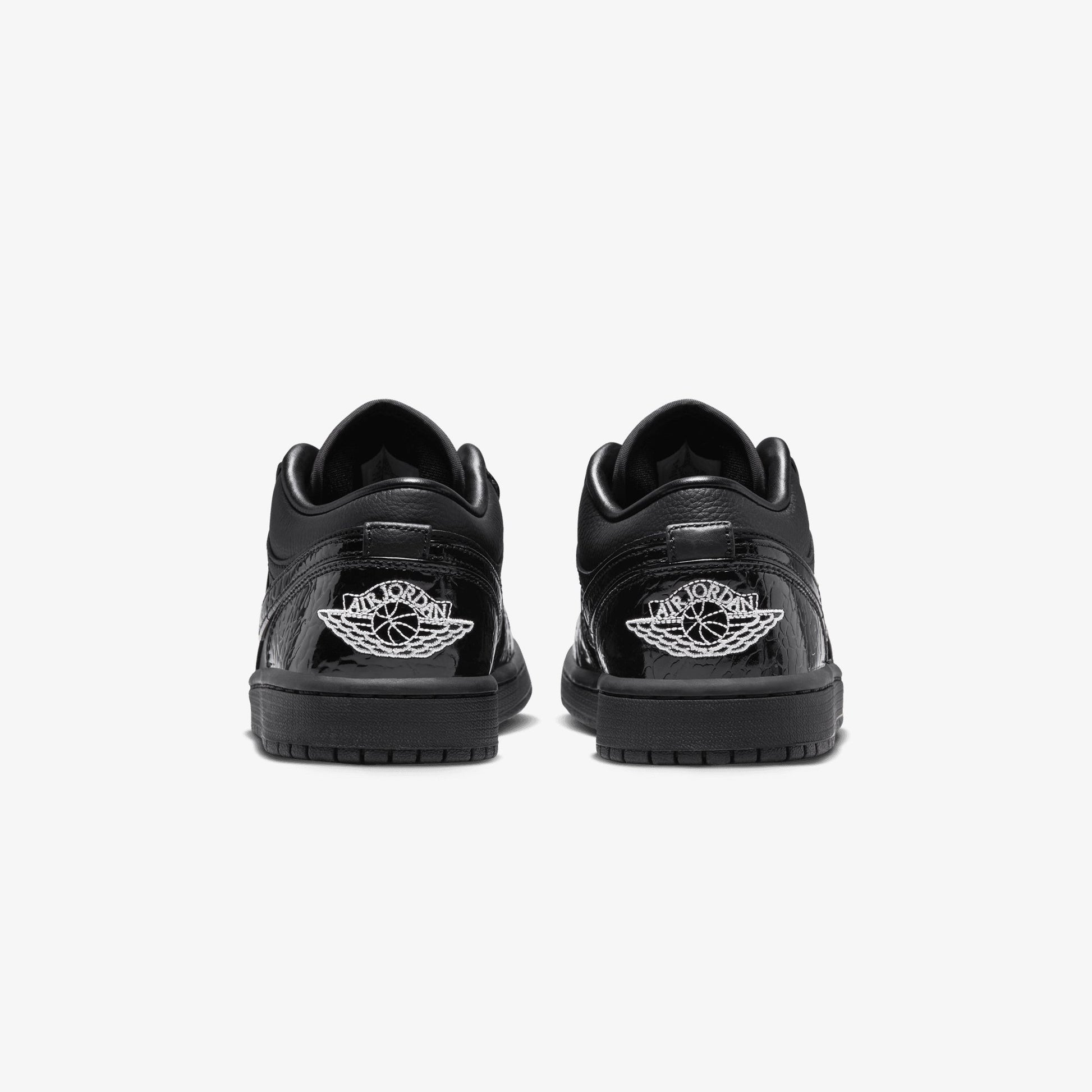 JORDAN | AIR JORDAN 1 LOW SE { BLACK/BLACK-WHITE-METALLIC SILVER