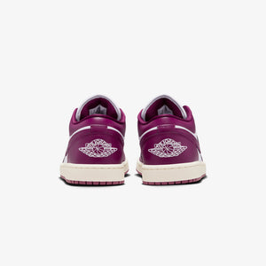 JORDAN | AIR JORDAN 1 LOW { WHITE/BORDEAUX-SAIL