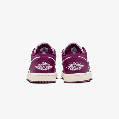 JORDAN | AIR JORDAN 1 LOW { WHITE/BORDEAUX-SAIL