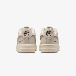 NIKE | AIR FORCE 1 LV8 1 (GS) { LT OREWOOD BRN/MALT-BURGUNDY CRUSH