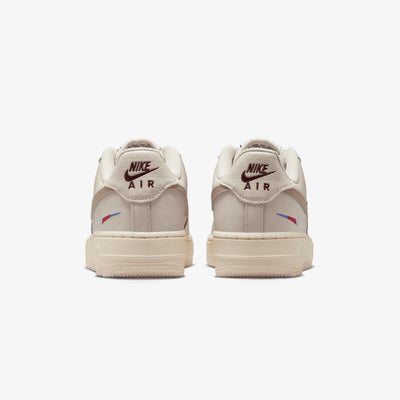 NIKE | AIR FORCE 1 LV8 1 (GS) { LT OREWOOD BRN/MALT-BURGUNDY CRUSH