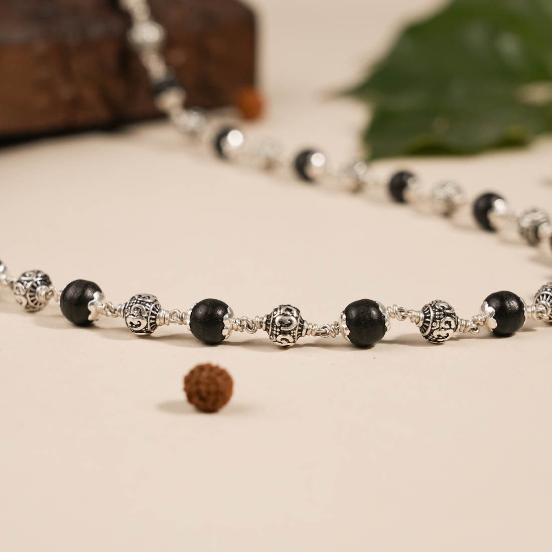 KARUNGALI WITH OM SILVER BEADS MALA