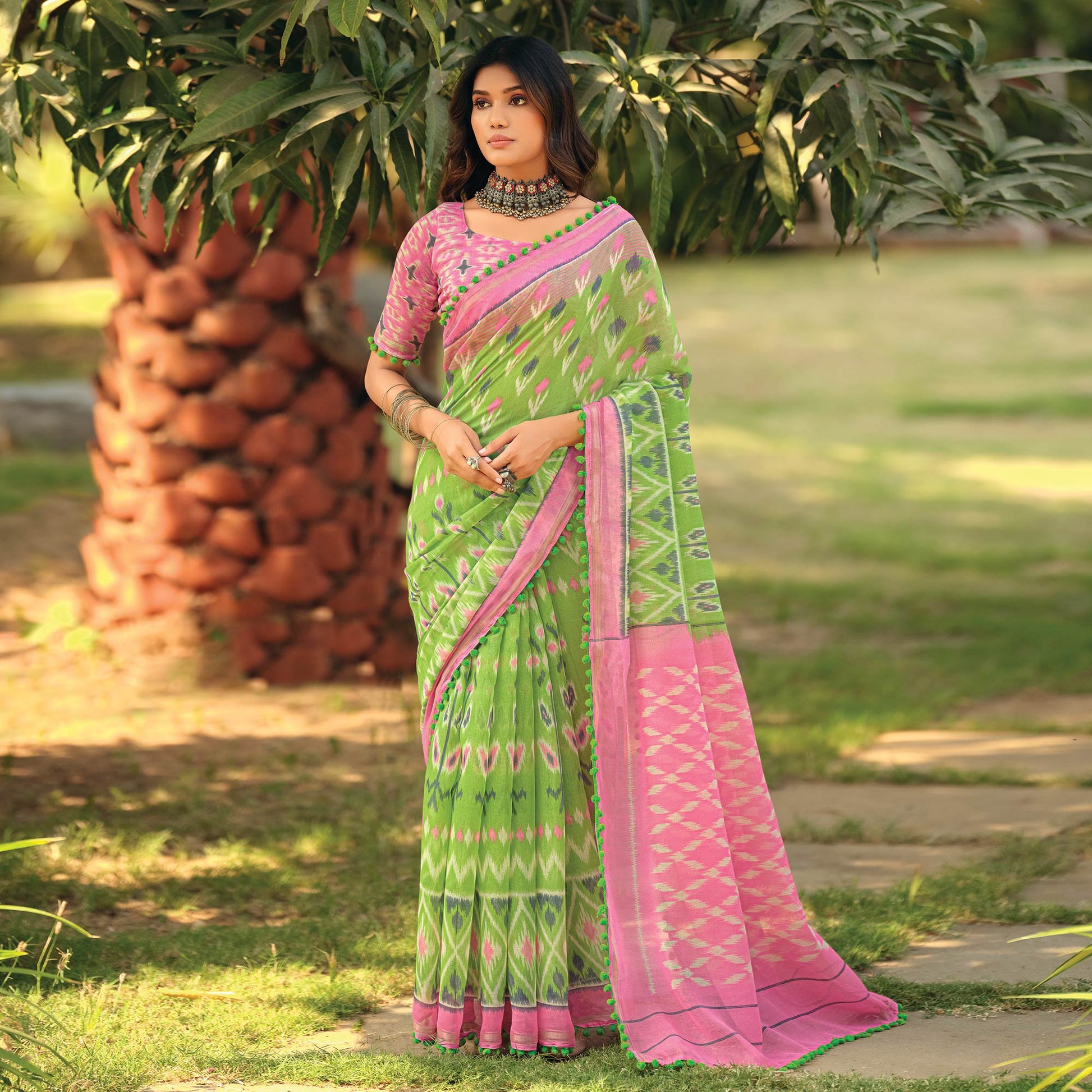 green-printed-cotton-blend-saree-with-pumpum-lace