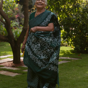 Bottle Green Sungudi Cotton Saree With Tie & Dye Floral Motifs