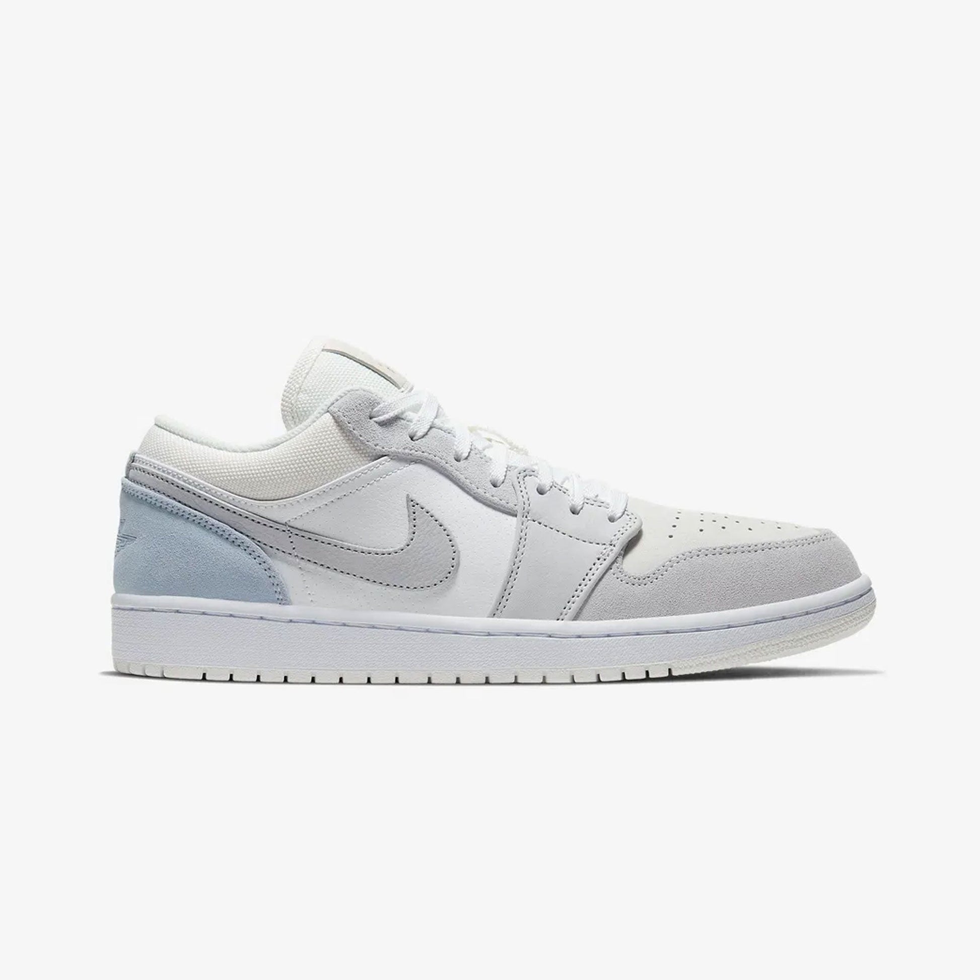 JORDAN | AIR JORDAN 1 LOW { WHITE/SKY GREY-FOOTBALL GREY