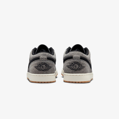 JORDAN | AIR JORDAN 1 LOW { BLACK/BLACK-LT SMOKE GREY-SAIL