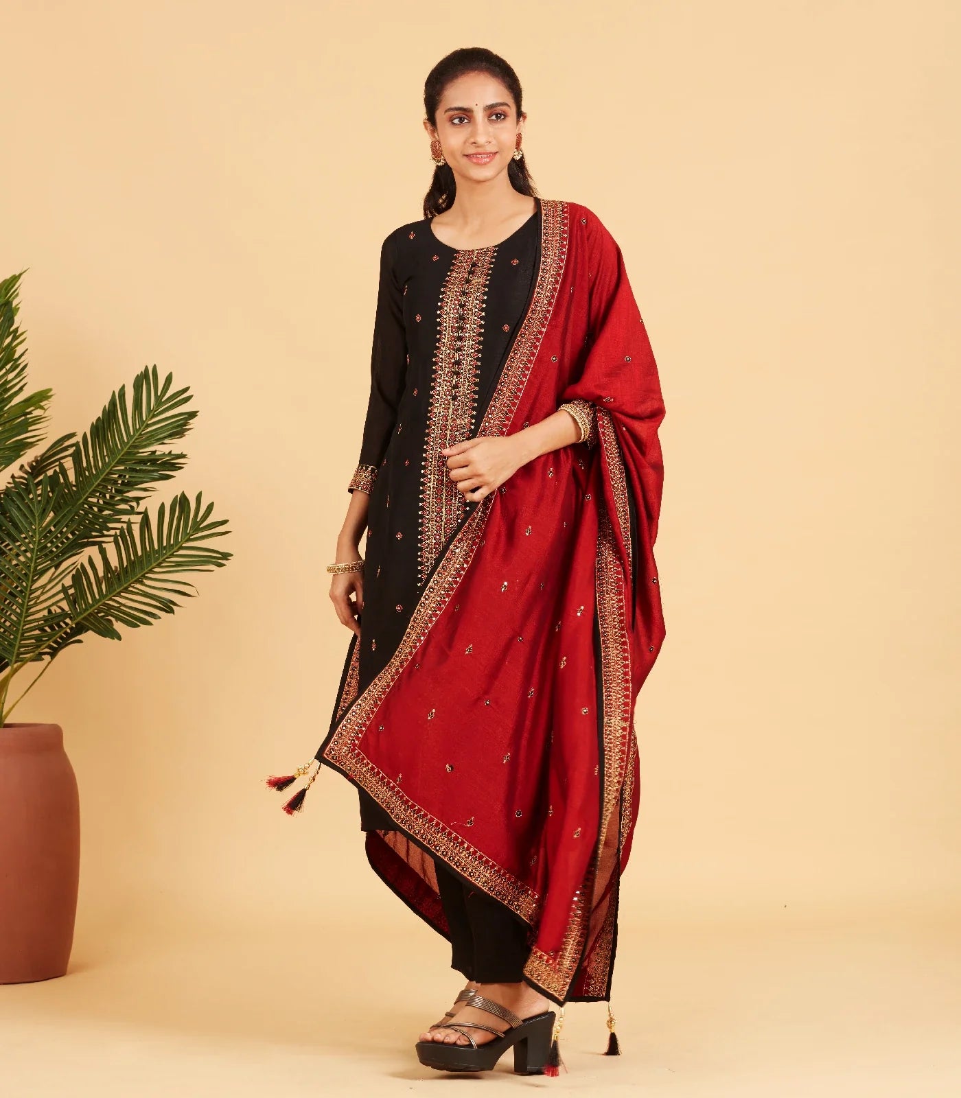 Black Kurta Set With Contrast Red Dupatta