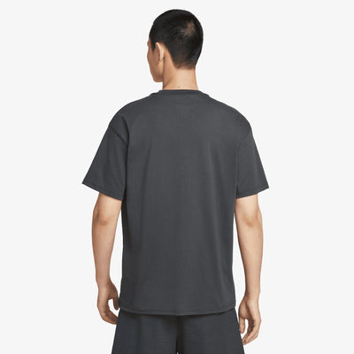 NIKE | AS M NSW TEE FW MBR CNCT FA25 { ANTHRACITE