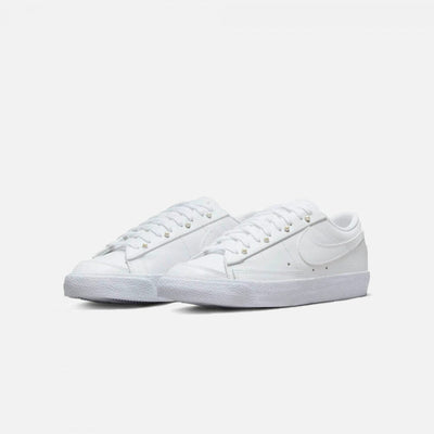 Nike | BLAZER LOW '77 SE { WHITE