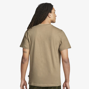 Nike | NSW TEE FANTASY GRAPHIC  { KHAKI