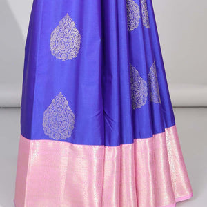Blue floral motifs gift saree with contrast paisley border & intricate zari design pallu