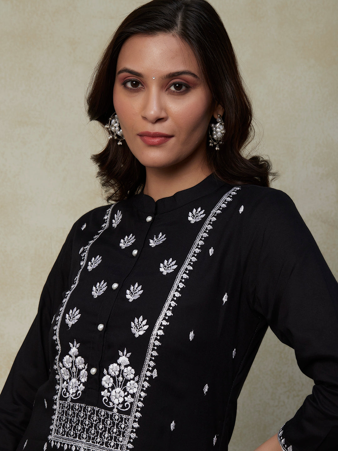 Solid Resham & Zari Embroidered Kurta With Embroidered pants - Black