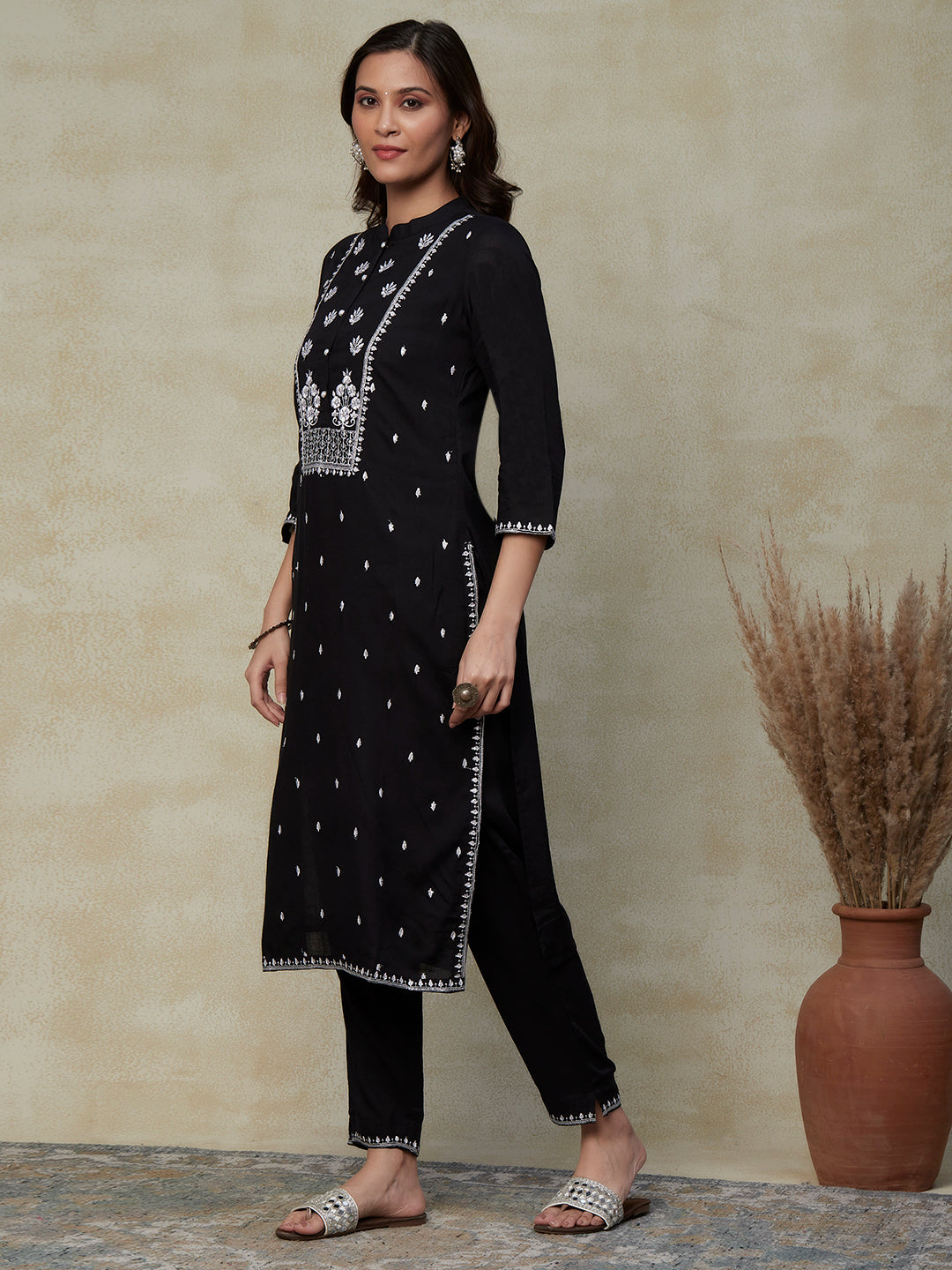 Solid Resham & Zari Embroidered Kurta With Embroidered pants - Black