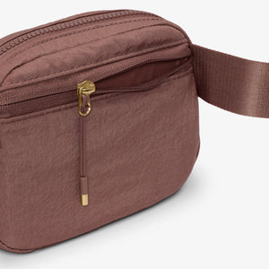 NIKE | AURA CROSSBODY BAG (2L) { SMOKEY MAUVE/LT TRNSPRNT GLD