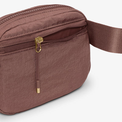 NIKE | AURA CROSSBODY BAG (2L) { SMOKEY MAUVE/LT TRNSPRNT GLD