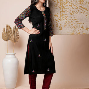 Solid Floral Embroidered Straight Fit Kurta - Black