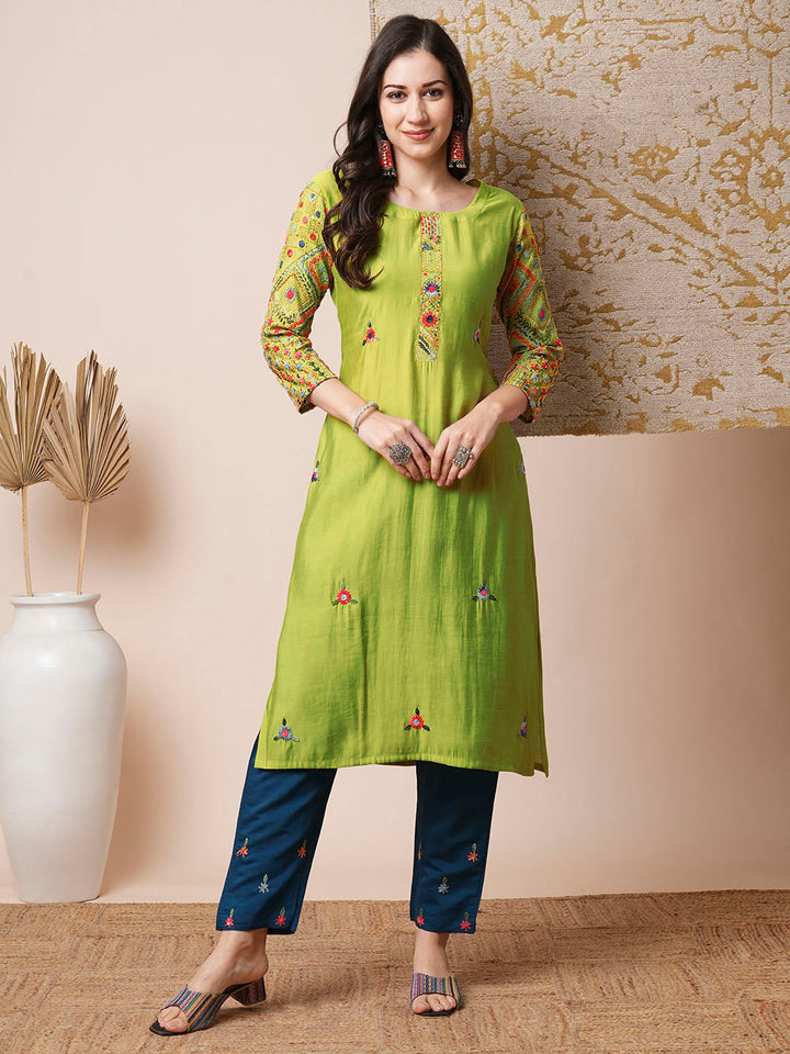 Solid Floral Embroidered Straight Fit Kurta - Green