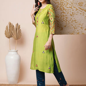 Solid Floral Embroidered Straight Fit Kurta - Green