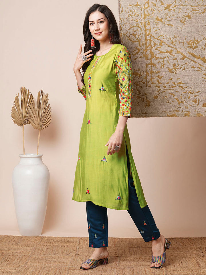 Solid Floral Embroidered Straight Fit Kurta - Green