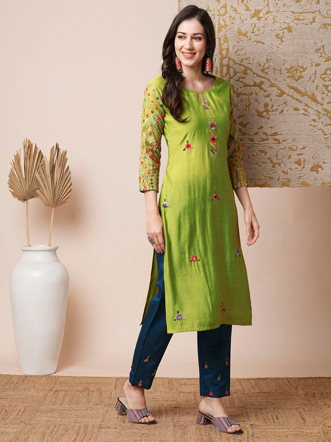 Solid Floral Embroidered Straight Fit Kurta - Green