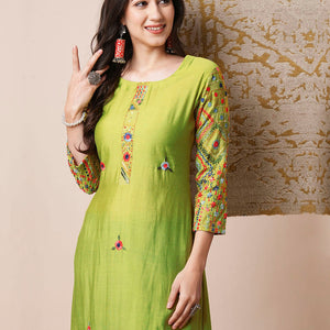 Solid Floral Embroidered Straight Fit Kurta - Green